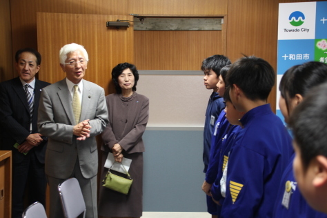 東小６学年が修学旅行で十和田市をｐｒ 十和田市ブログ 駒の里から