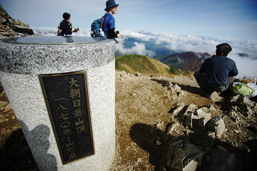 赤い絨毯広がる雄大な大朝日岳_f0016656_22285406.jpg