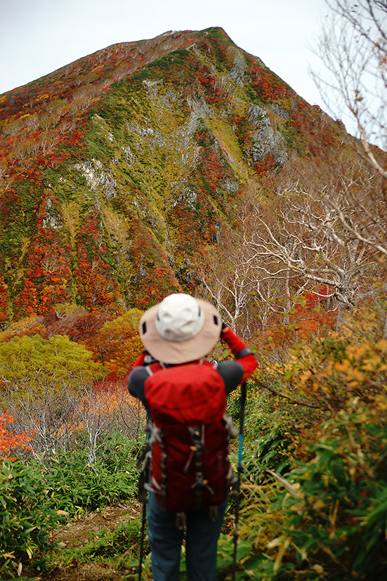 赤い絨毯広がる雄大な大朝日岳_f0016656_22320789.jpg