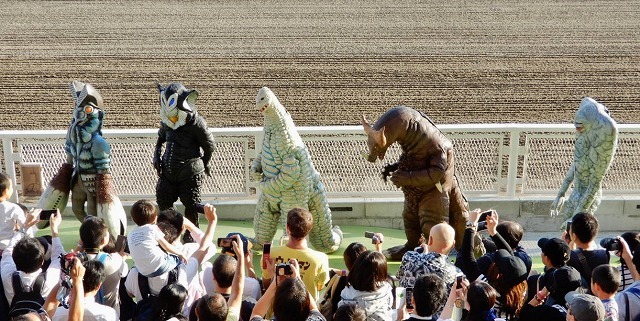 怪獣酒場の競馬場侵略作戦vol.３　なかなか始まらない紹介タイム_b0166128_10124741.jpg