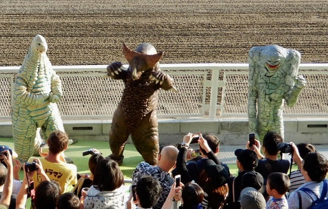 怪獣酒場の競馬場侵略作戦vol.３　なかなか始まらない紹介タイム_b0166128_10133270.jpg