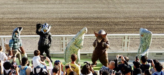 怪獣酒場の競馬場侵略作戦vol.３　なかなか始まらない紹介タイム_b0166128_10180621.jpg