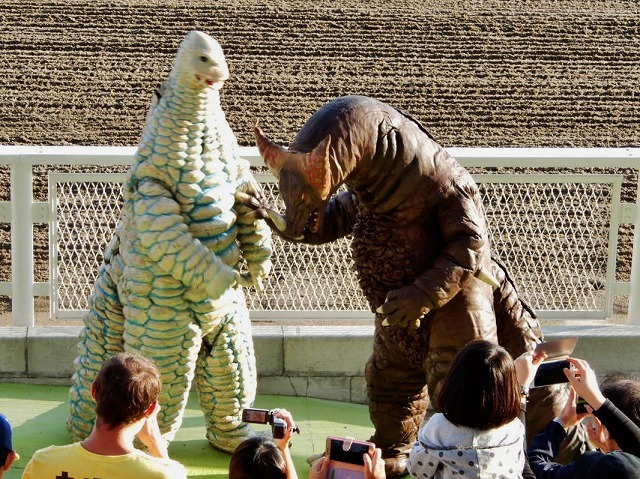 怪獣酒場の競馬場侵略作戦vol.３　なかなか始まらない紹介タイム_b0166128_10243212.jpg