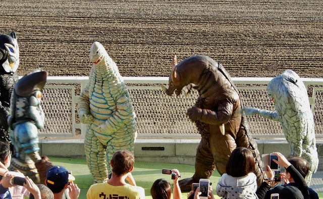 怪獣酒場の競馬場侵略作戦vol.３　なかなか始まらない紹介タイム_b0166128_10273965.jpg