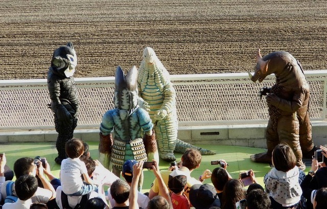 怪獣酒場の競馬場侵略作戦vol.３　なかなか始まらない紹介タイム_b0166128_10315570.jpg