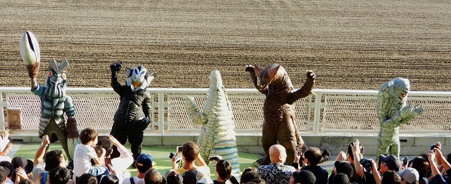 怪獣酒場の競馬場侵略作戦vol.３　なかなか始まらない紹介タイム_b0166128_10350350.jpg