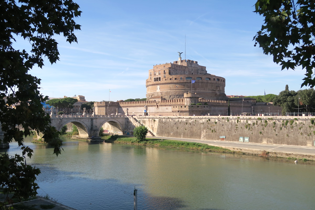 ローマめぐり歩き、初めての在外公館投票・北斎展・テベレ川散策_f0234936_763696.jpg