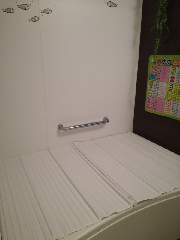 片手で持てちゃう画期的なお風呂の蓋にチェンジ。_f0370138_20394018.jpg