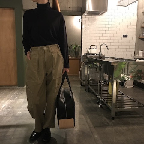 ネイビーのハイネック_d0364239_17583144.jpg