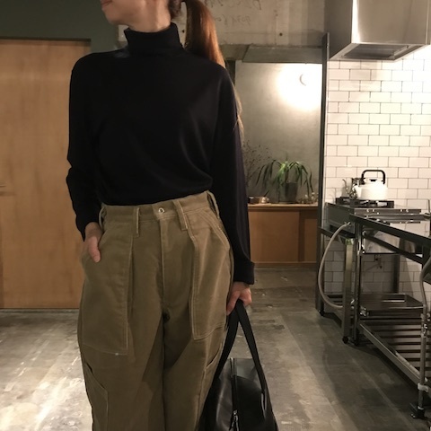ネイビーのハイネック_d0364239_17595447.jpg