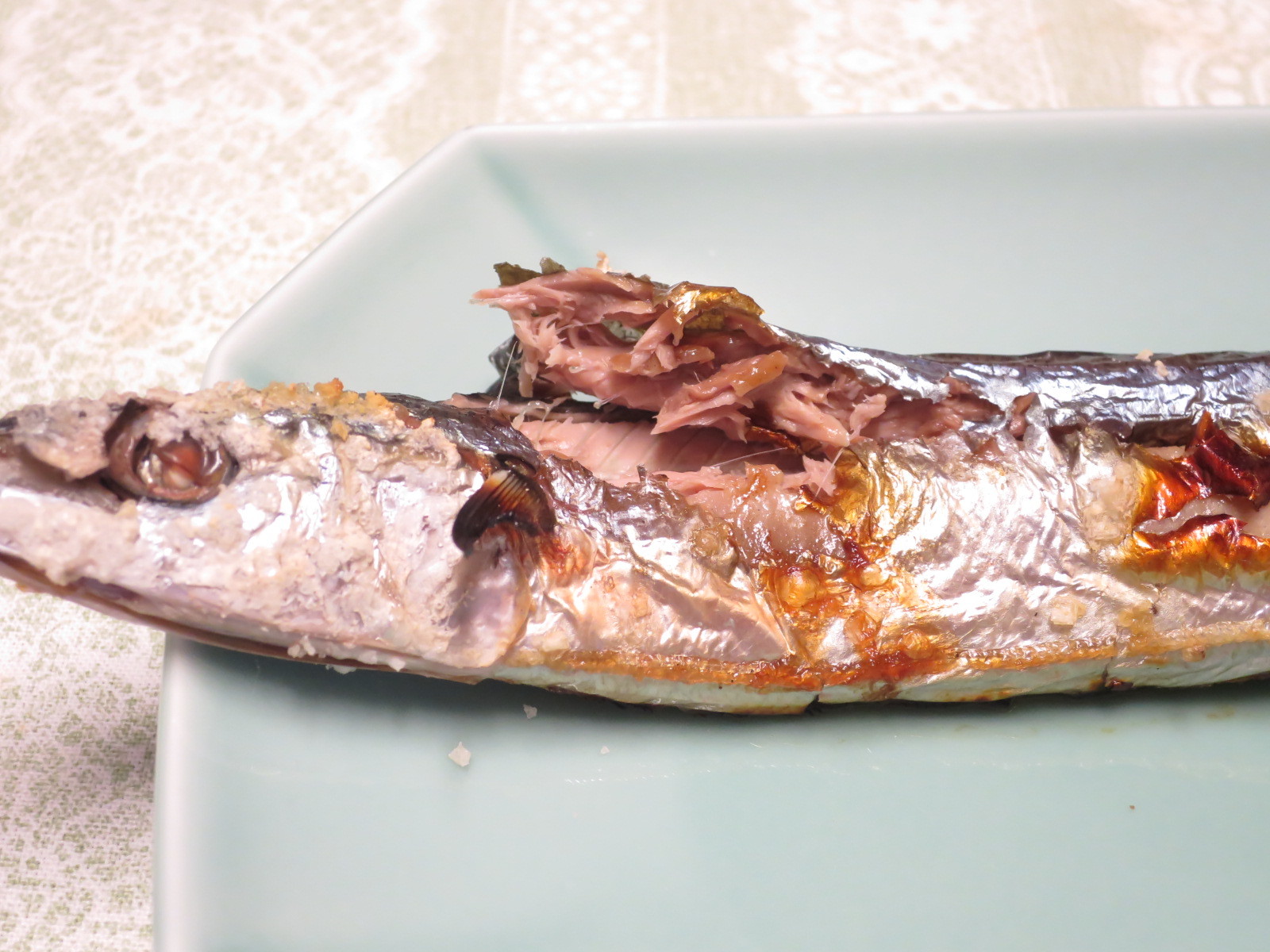 秋刀魚塩焼きの食べ方_d0031682_14493857.jpg
