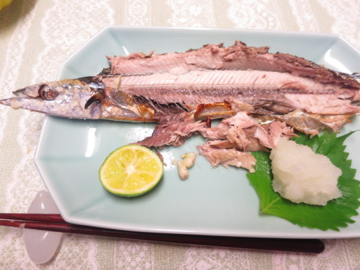 秋刀魚塩焼きの食べ方_d0031682_14495455.jpg