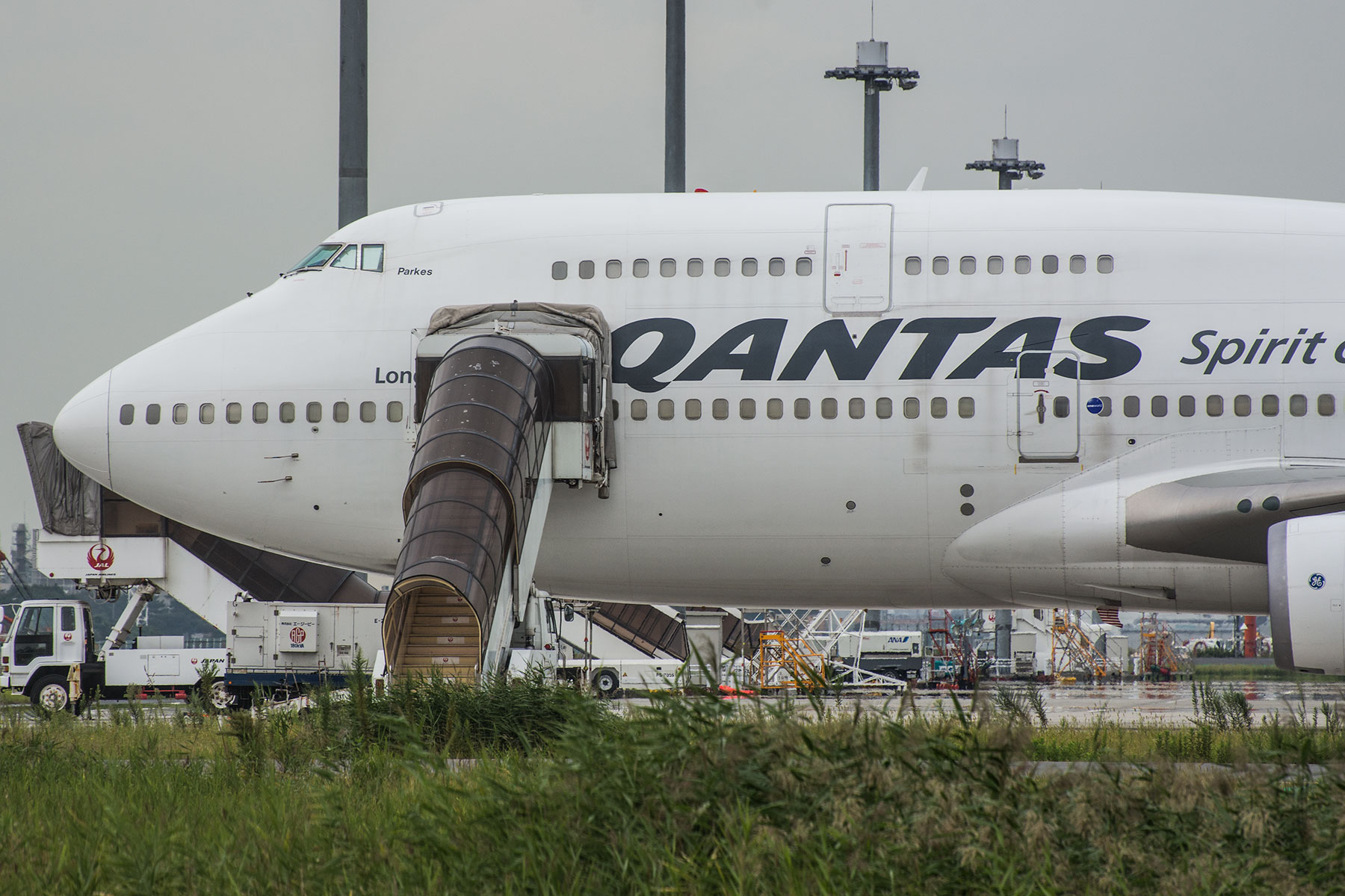 BOEING 747-400ER / VH-OEG : SKY LOUNGE GARDEN -transporter side-