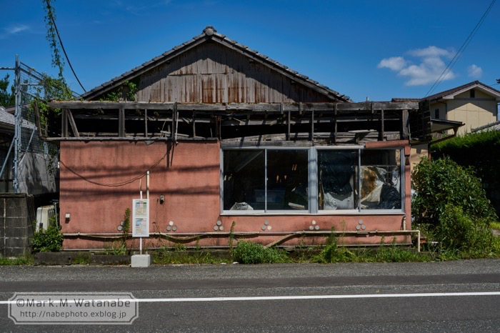 廃墟前のバス停_e0135098_20001742.jpg