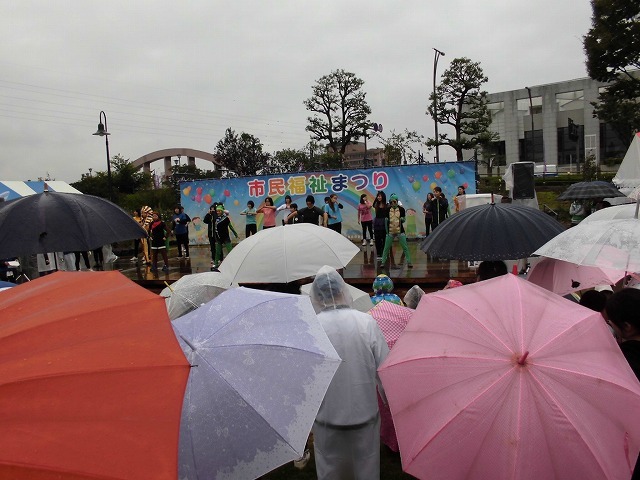 寒い雨の中でも多くの皆さんが参加した「第37回 市民福祉まつり」_f0141310_07462943.jpg