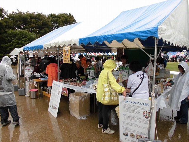 寒い雨の中でも多くの皆さんが参加した「第37回 市民福祉まつり」_f0141310_07463835.jpg