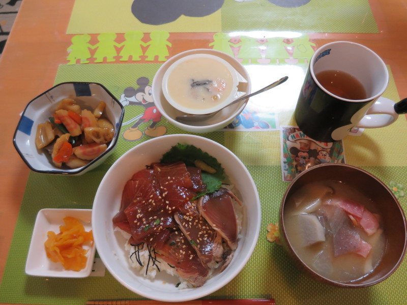 あじさい荘夕食　鮪とカツオの漬け丼・煮物・茶碗蒸し_c0357519_18250907.jpg