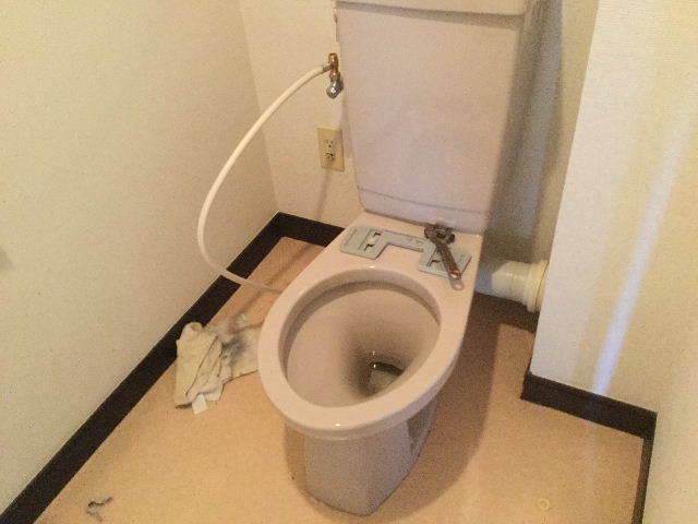 賃貸・天板塗装・カット・デコフロアー・剥離・解体・洗浄便座 山盛り♪_f0031037_20421038.jpg