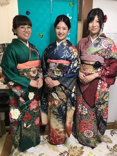 振袖のお嬢様方_f0140343_16244721.jpg
