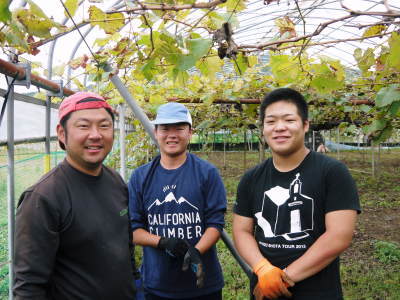 熊本ぶどう　社方園　お礼肥え（元肥）と鹿本農業高校から実習生が来ました(2017)!!その1_a0254656_17461754.jpg