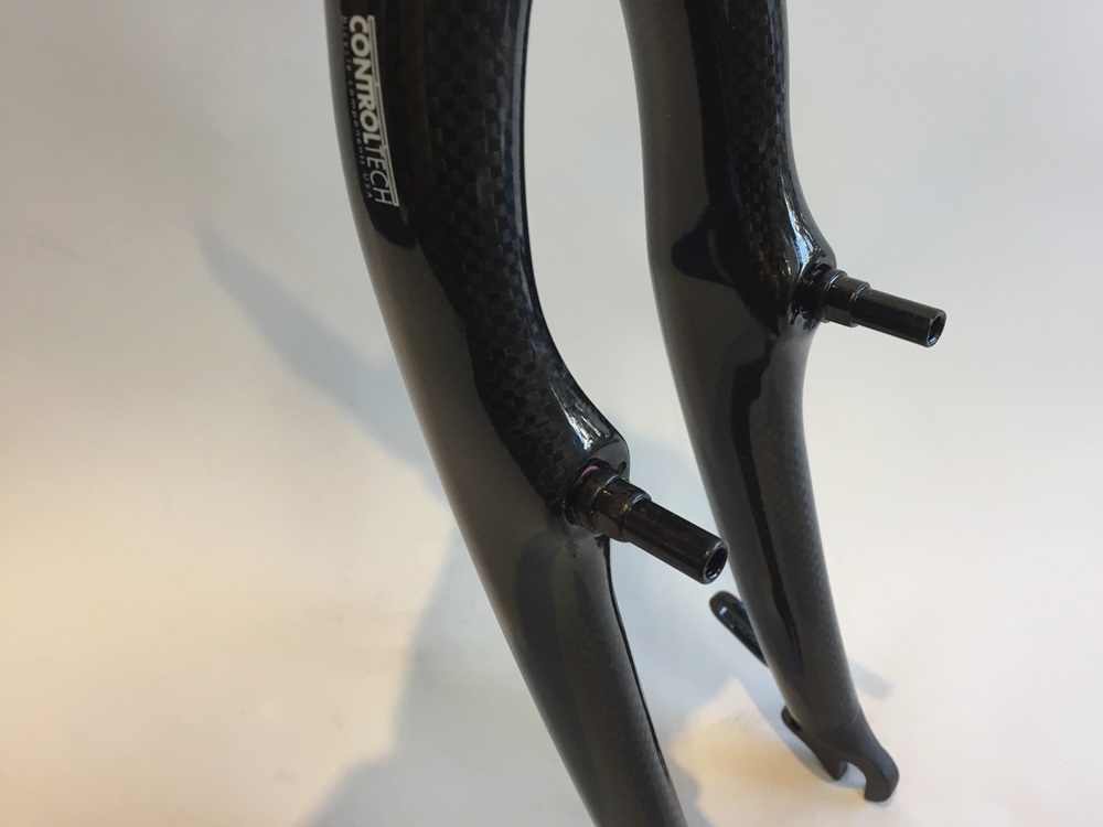 DAHON専用カーボンフォーク 2本入荷しました。CONTROLTECH DAHON専用カーボンフォーク 2本入荷しました。CONTROLTECH