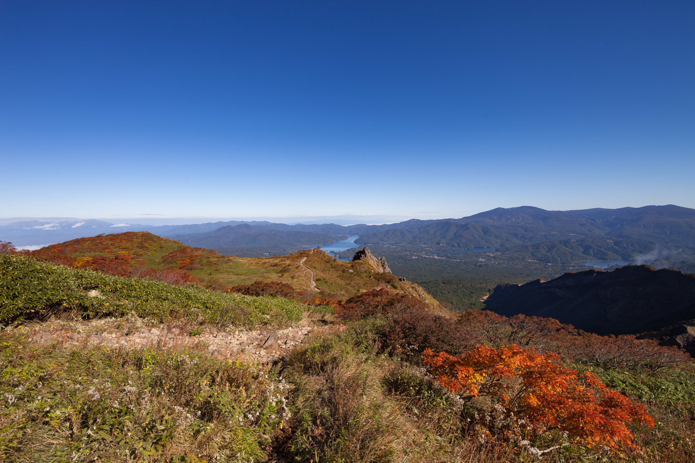 紅葉始まる磐梯山　秋の美空の山頂へ_c0369219_15285825.jpg