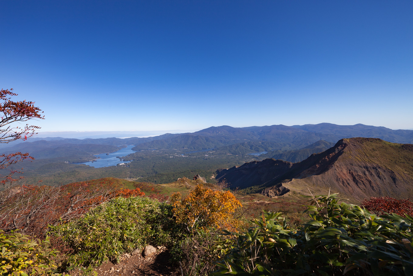 紅葉始まる磐梯山　秋の美空の山頂へ_c0369219_16362820.jpg