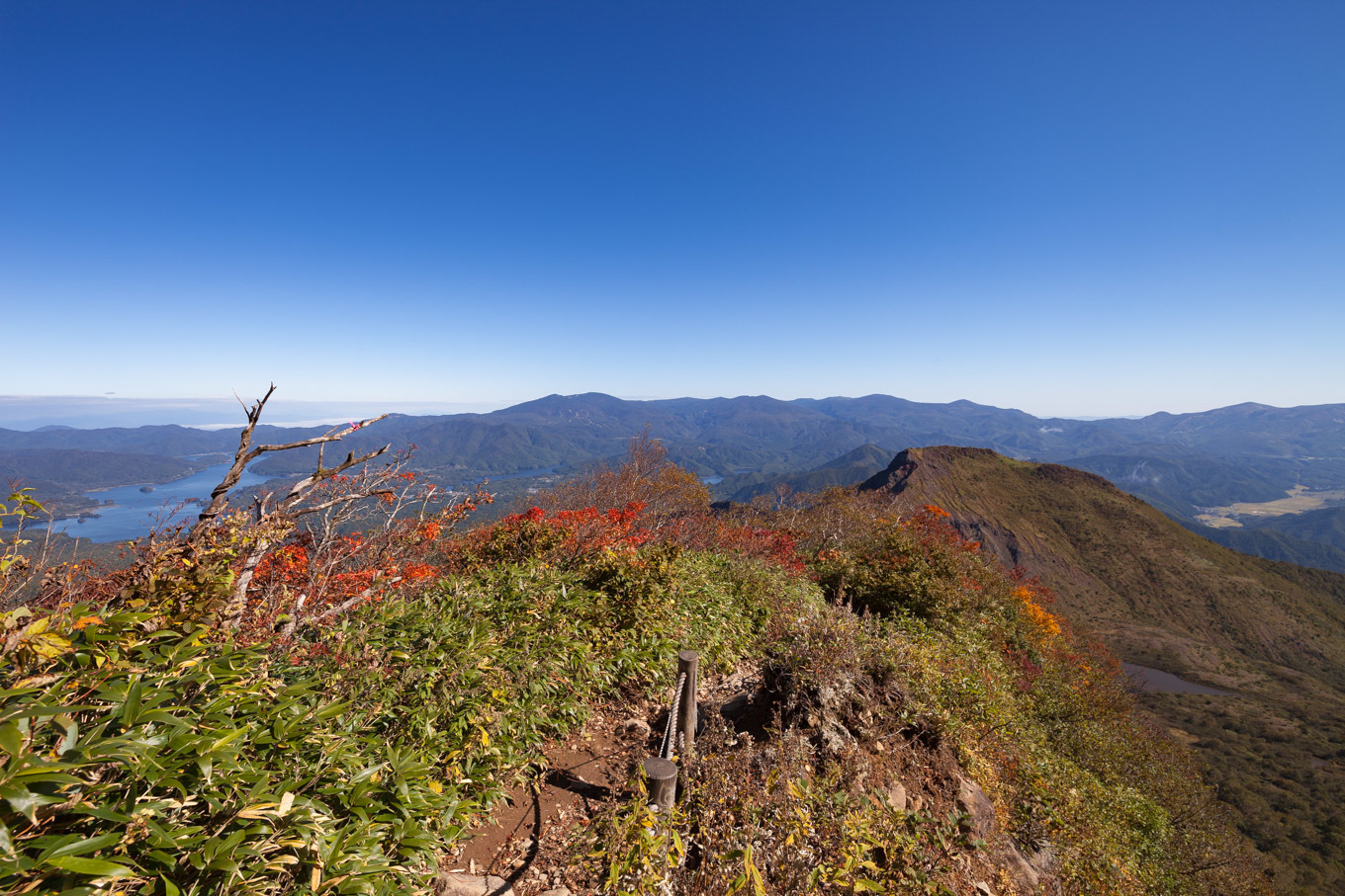 紅葉始まる磐梯山　秋の美空の山頂へ_c0369219_16425571.jpg