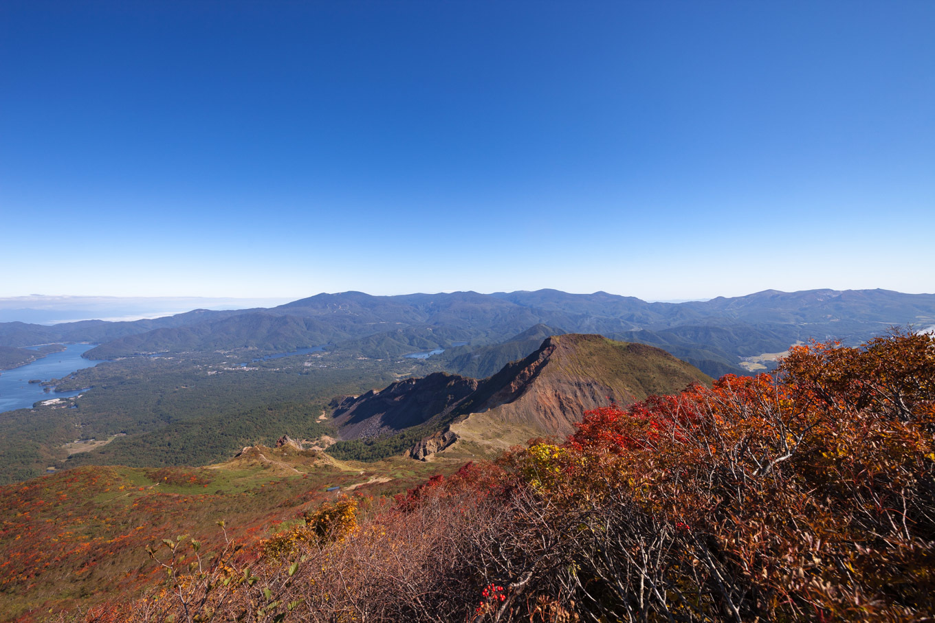 紅葉始まる磐梯山　秋の美空の山頂へ_c0369219_21374013.jpg