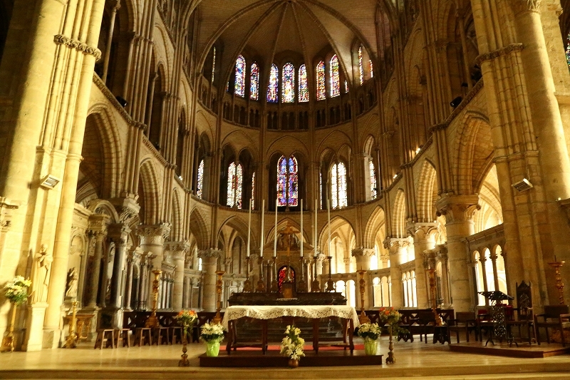 パリで寄り道したのは、１１世紀に建てられた世界遺産の美しい教会（ランスのサン・レミ聖堂）_b0291402_08554212.jpg