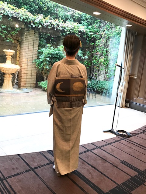 9周年・白大島+大羊居帯・小紋+三眠蚕帯・素敵な鼈甲簪_f0181251_17453517.jpg
