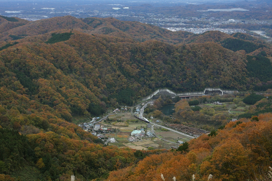 紅葉に囲まれた白煙 - 秩父・2016年秋 -_b0190710_22281805.jpg