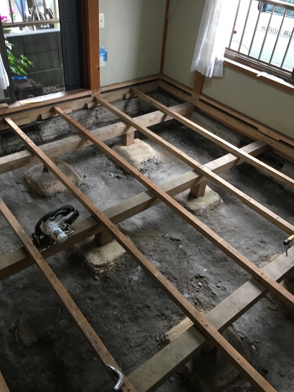 お住まいのリフォーム工事~キッチン床、和室荒床、水道メーター~_f0140817_02510322.jpg