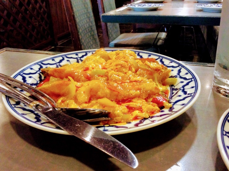池袋西口 タイ料理 メコンの パッタイ と 蟹と海老のカレー炒め 美味しい ｍｅの写真はザンス