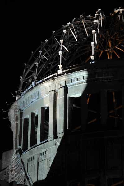夜の原爆ドーム_f0173596_18364677.jpg