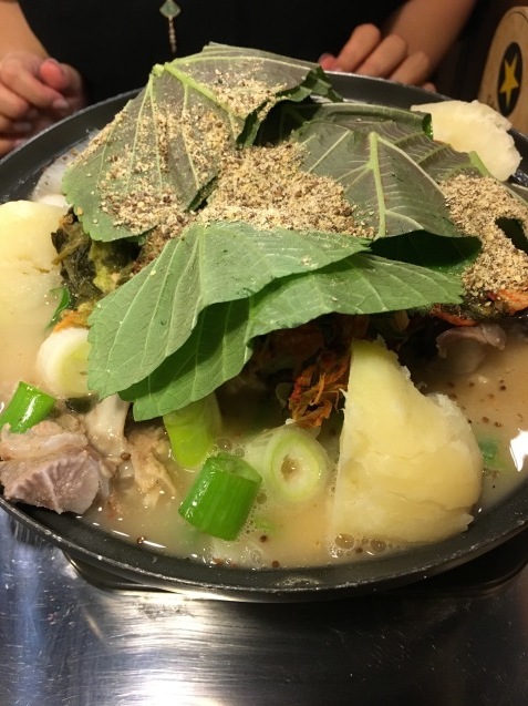 シメはラーメンで 宋家 さんのウゴジカムジャタン 新大久保 くちびるにトウガラシ