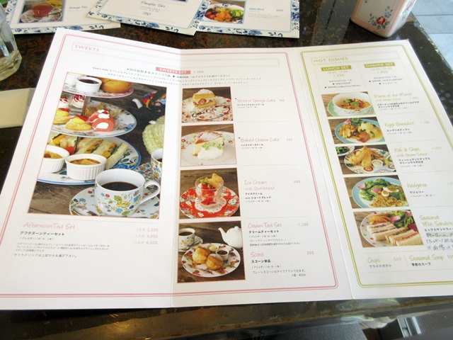 【キャスカフェ】ヴィクトリアスポンジケーキとアッサムティー_b0009849_23274847.jpg