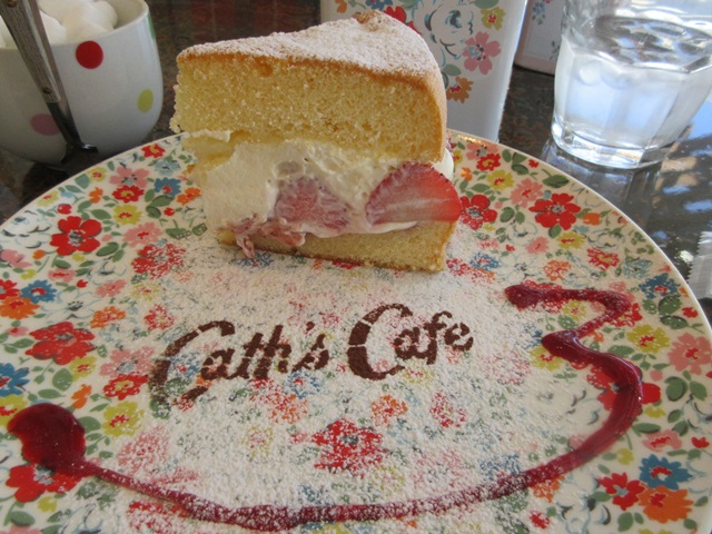 【キャスカフェ】ヴィクトリアスポンジケーキとアッサムティー_b0009849_2329698.jpg