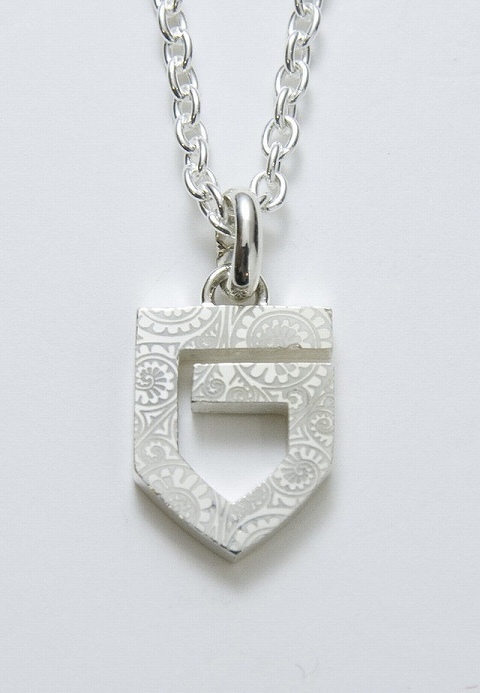 Gマーク×ツタ模様！【GARNI】【ガルニ】GN16063 Vine Pattern G Pendant-L [BLACK] & [WHITE]☆そして、トロトロとサクサク。_b0108653_23074827.jpg