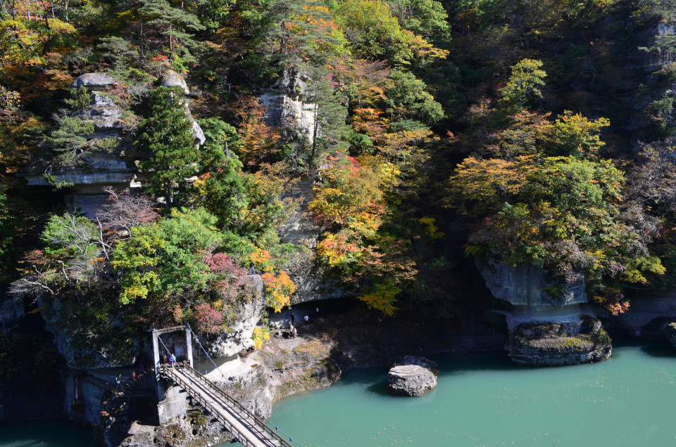 紅葉に染まる奇岩の渓谷・・「塔のへつり」_d0283357_00444015.jpg