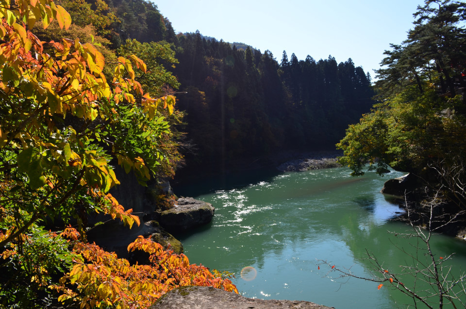 紅葉に染まる奇岩の渓谷・・「塔のへつり」_d0283357_00451629.jpg