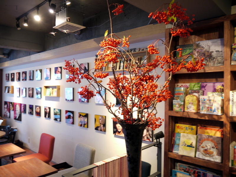 先週（10/21）のWORLD BOOK CAFEさんは「ナナカマドの実」、今週は「雪柳（紅葉）」。2017/10/28。_b0171193_07101747.jpg