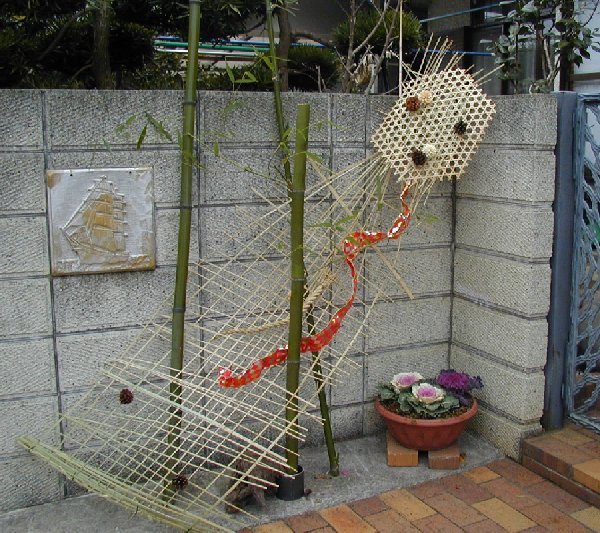 正月の門飾り 青竹と生花 03年 07年正月 四季の花を楽しむ 正月の門飾り 青竹と生花 03年 07年正月 四季の花を楽しむ