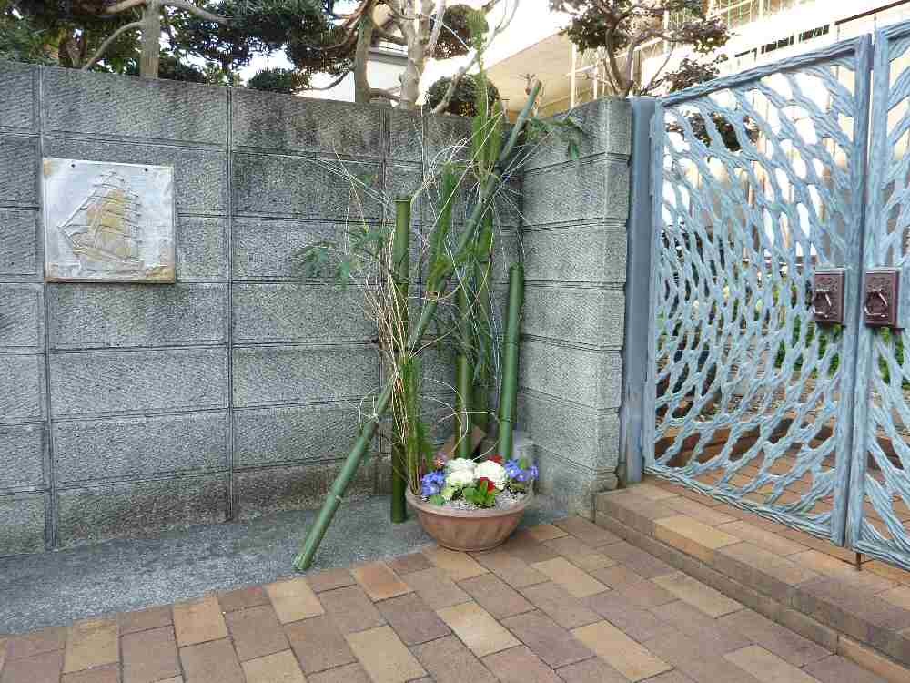 正月の門飾り 青竹と生花 10年 14年正月 四季の花を楽しむ