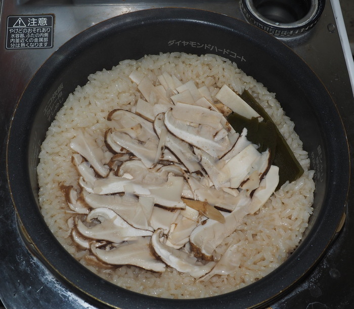 焼き松茸と松茸ご飯_c0116915_00144890.jpg