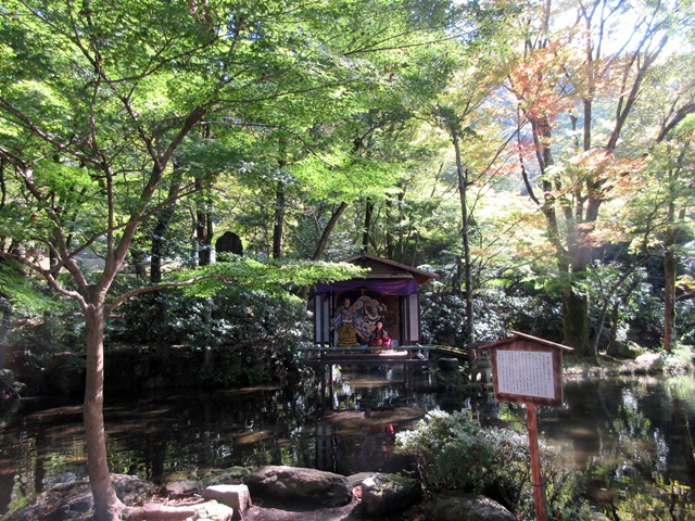 【菊人形・菊花展開催中の岐阜公園を散策する】_b0009849_10111254.jpg