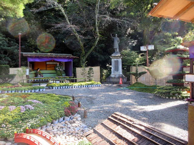 【菊人形・菊花展開催中の岐阜公園を散策する】_b0009849_10221015.jpg