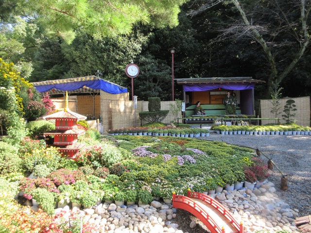 【菊人形・菊花展開催中の岐阜公園を散策する】_b0009849_10222076.jpg
