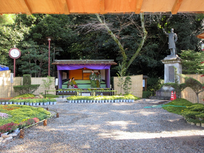 【菊人形・菊花展開催中の岐阜公園を散策する】_b0009849_1022367.jpg