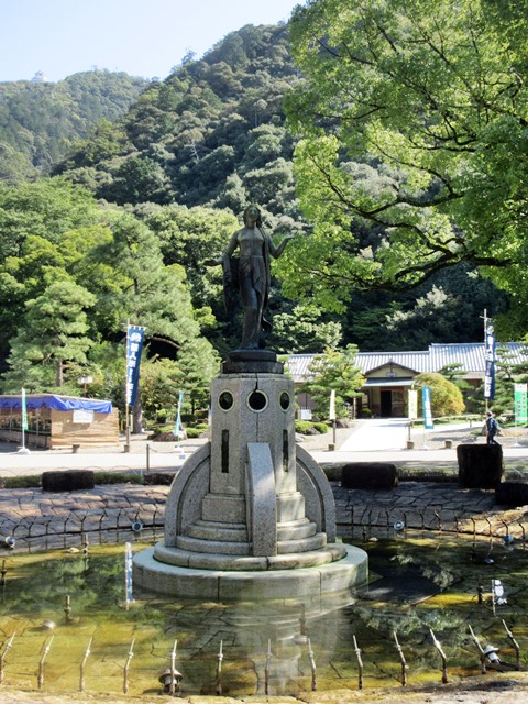 【菊人形・菊花展開催中の岐阜公園を散策する】_b0009849_1026439.jpg